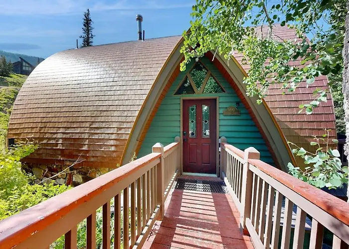 Iconic Creekside Mountain Home With Hot Tub Fireplaces Balcony & Amazing Views
